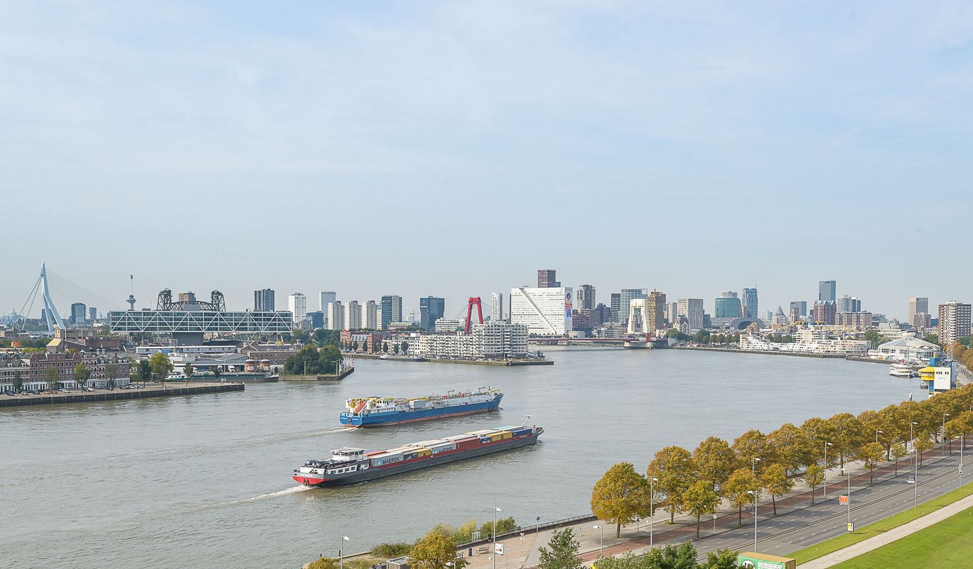 Skyline Rotterdam vanaf de Maasboulevard