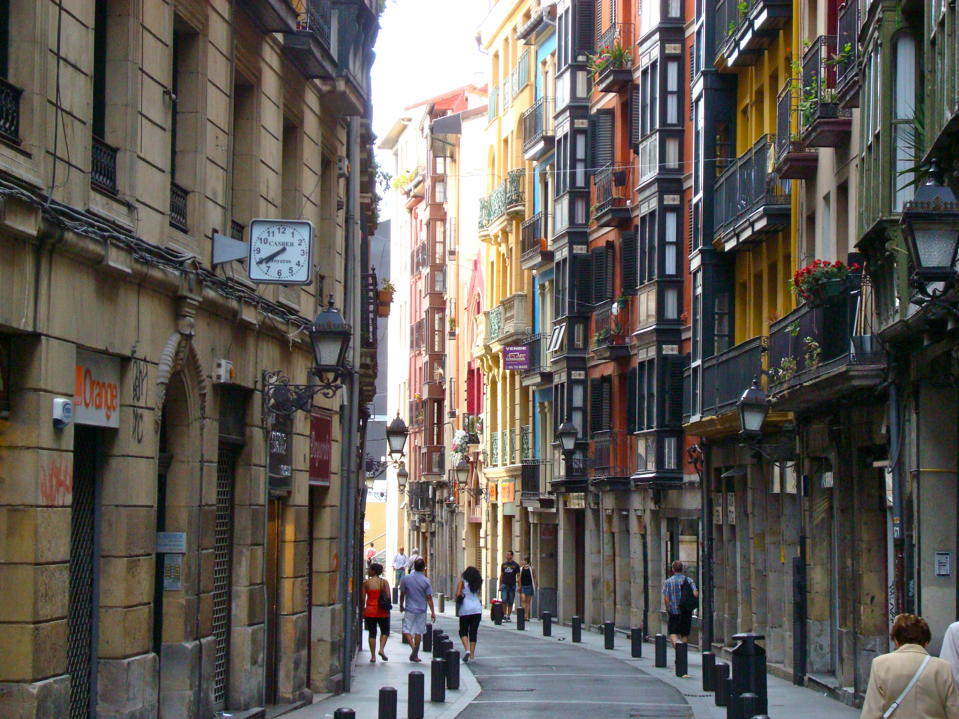 Bilbao: dichtheid zorgt voor beschutte straten.